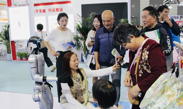 老博會上亮“絕招” 銀發(fā)族找到“享老”新