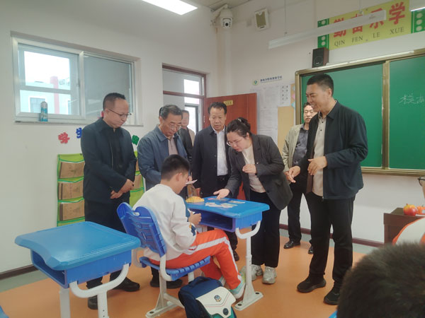 榆林市政協(xié)開(kāi)展“雙節(jié)”走訪(fǎng)慰問(wèn)暨委員工作室調(diào)研活動(dòng)