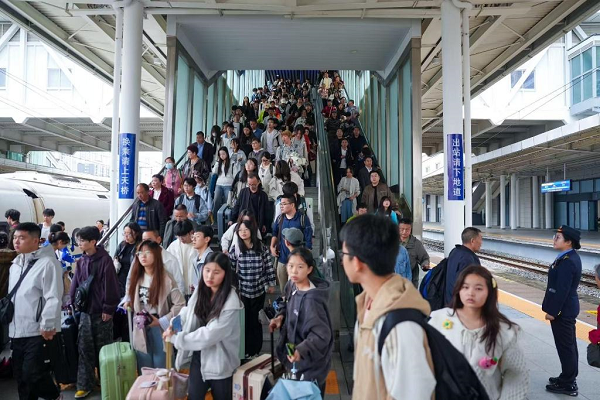 国庆中秋假期第四天 陕西铁路预计发送旅客5