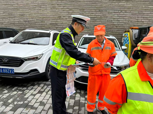 西安公安交管新城大队以专项培训为环卫工人道路安全“