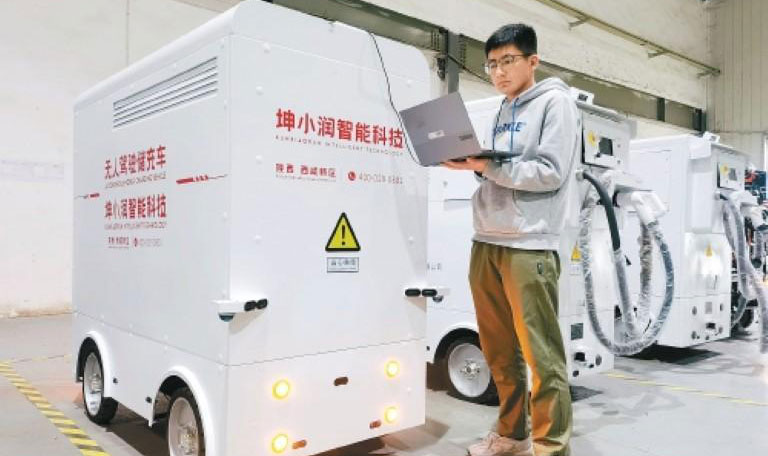 假期新能源車充電“一樁難求”？  “車找樁”變“樁找車”　西安智造破解充電焦慮
