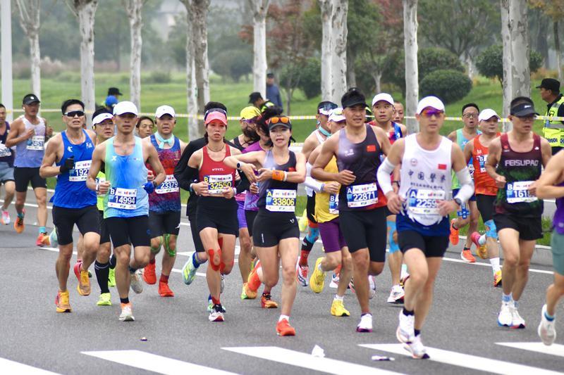 Wang Hongwei wins 2025 Xi'an Marathon