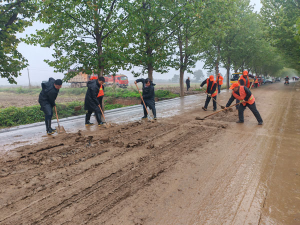 凤翔区：农机带泥阻农路 清淤保畅助秋播