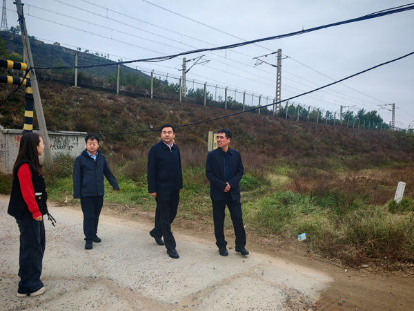 榆林市橫山區(qū)政協(xié)主席楊培祥帶隊專項檢查督導(dǎo)包西鐵路（橫山段）路域環(huán)境整治工作