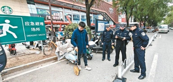 听民意解民忧 全力破解出行难  交警走上街
