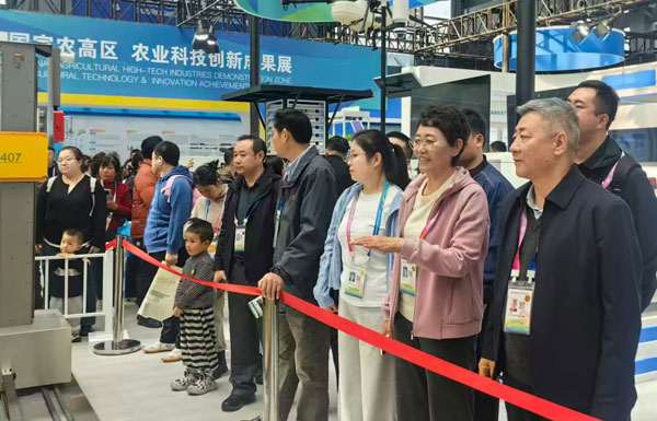 神木市政協(xié)組織部分委員參觀農(nóng)高會