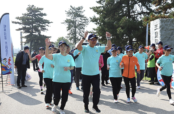 “殘健融合 并肩前行”漢陽(yáng)陵盲人歡樂(lè)跑活