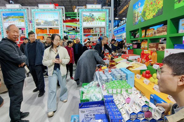 宝鸡展团农高会秀特色，凤翔豆花泡馍香飘全场