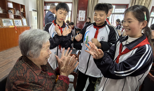 政校社聯(lián)動踐孝義 重陽敬老傳溫情 ——石泉