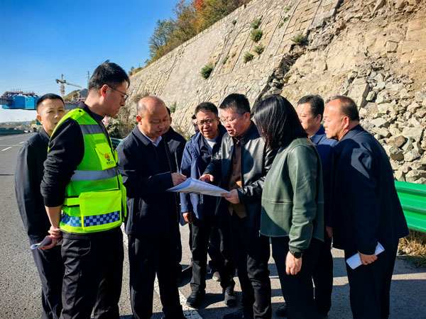 府谷縣政協(xié)召開滄榆高速神府段路域環(huán)境及綠化問題綜合整治工作調(diào)度會(huì)