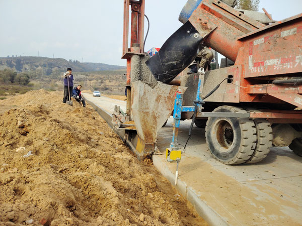 府谷县：织密通村“公路网” 系牢村道“安全带”