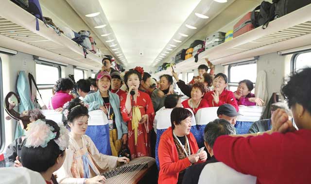 坐著火車去賞秋 2025年首趟跨省“環(huán)秦嶺”