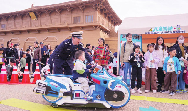 16个警种亮相市民热情参与 警营开放日精彩