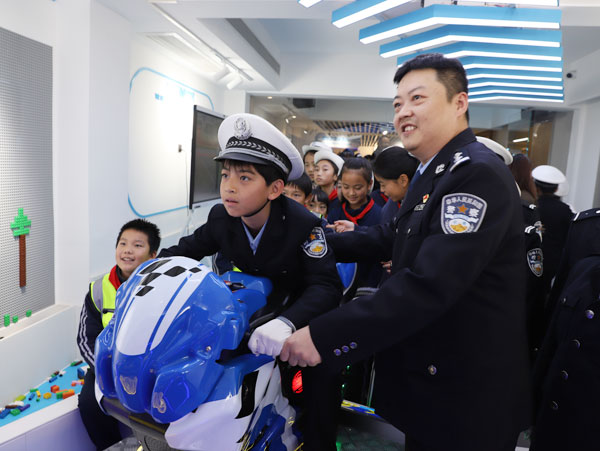 警营探秘学交规 师生沉浸式解锁安全“必修