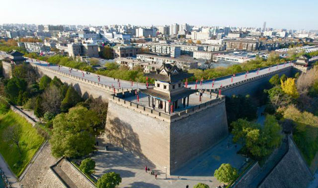 陕西西安：城墙下的冬日暖阳