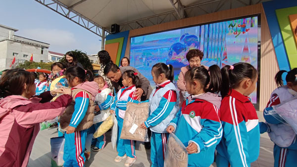 汉滨区困境儿童服务推广示范项目举办“寒冬送温暖”活