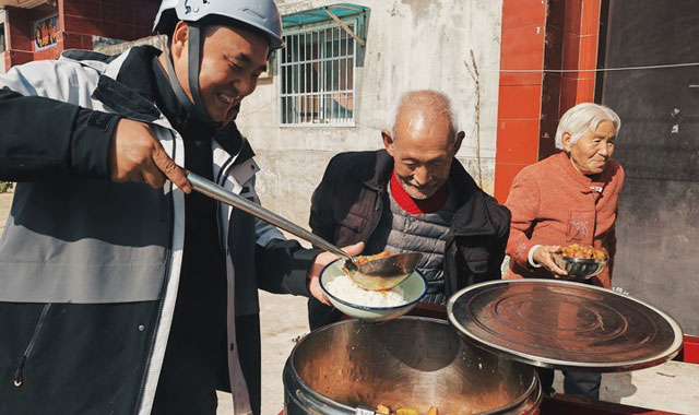新华走笔｜“晌午饭来咧，取碗！”