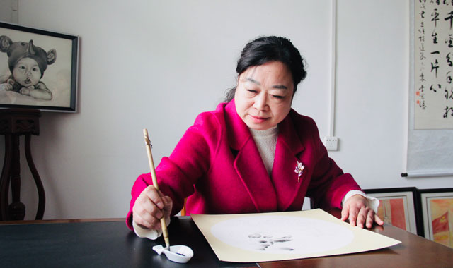 咸阳市级非物质文化遗产炭精画传承人王倩：  