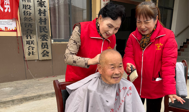 义剪送下乡 慰问暖人心