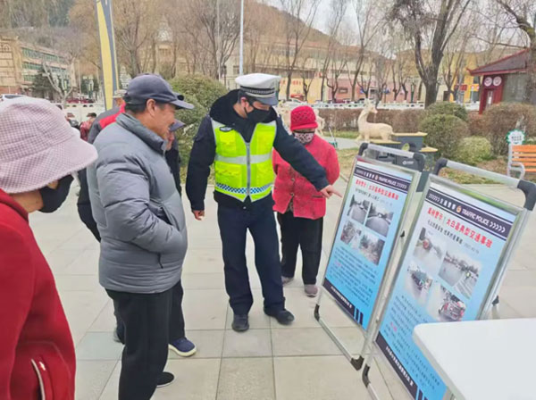 太白县交警开展第十四个122“全国交通安全