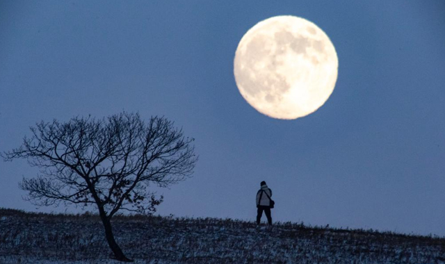 “超级月亮”亮相天宇