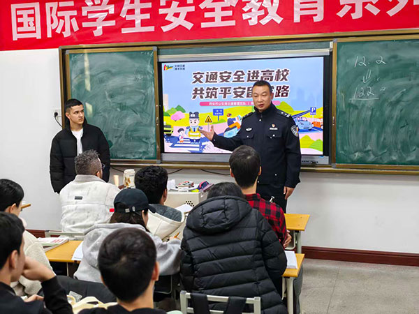 絲路起點話安全，西安交警護航留學生出行路