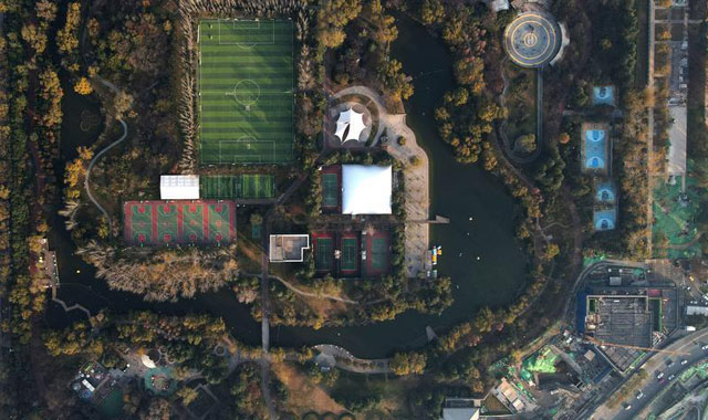 在城市运动公园邂逅冬日静谧与斑斓