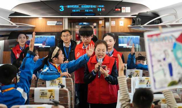 西延高铁迎来“护路体验官”