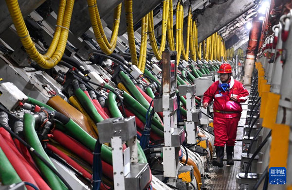 工作人员在陕西陕煤曹家滩矿业有限公司全自动液压支架支撑的采煤工作面巡检(2024年2月29日摄)。新华社记者 邹竞一 摄 工作人员在陕西陕煤曹家滩矿业有限公司全自动液压支架支撑的采煤工作面巡检(2024年2月29日摄)。新华社记者 邹竞一 摄