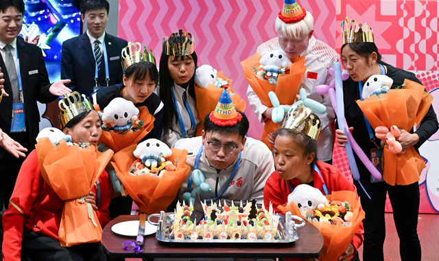 温情庆生 致敬拼搏者