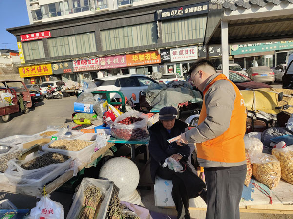 平安融易陕西分公司走进北岳庙村开展消保反诈宣教活动