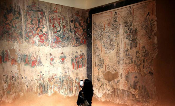 12月23日，陕西西安，市民参观展览。中新社记者 张远 摄