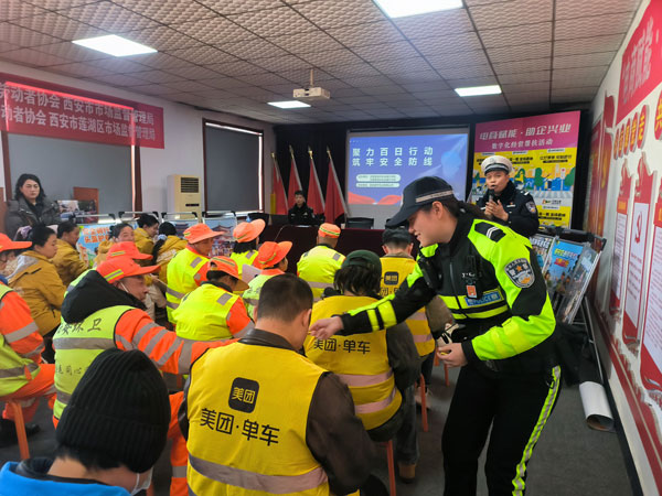 警企社联动筑防线 莲湖交警进市场开展交通