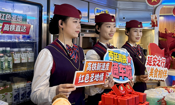 12月26日，西延高铁正式开通运营，C9309次延安至西安首发列车上，乘务员们合影留念。记者杨小妹摄