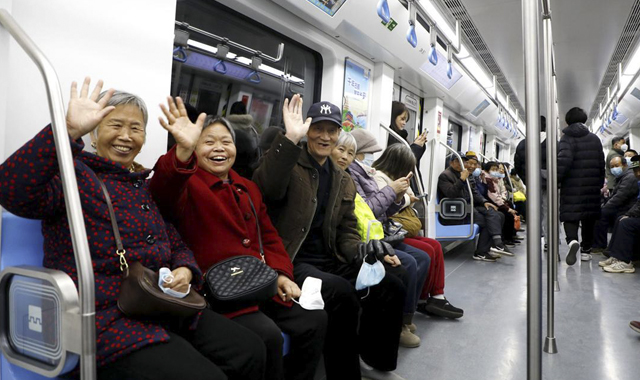 正式开通！西安地铁15号线首班车人气爆棚