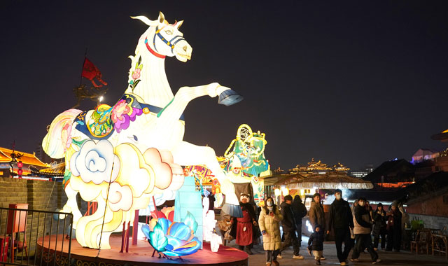 西安城墙：流光溢彩迎马年